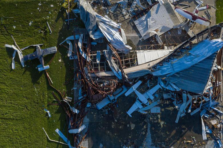 Những bức ảnh thể hiện sự tàn khốc của bão lũ năm 2020 - Ảnh 1.