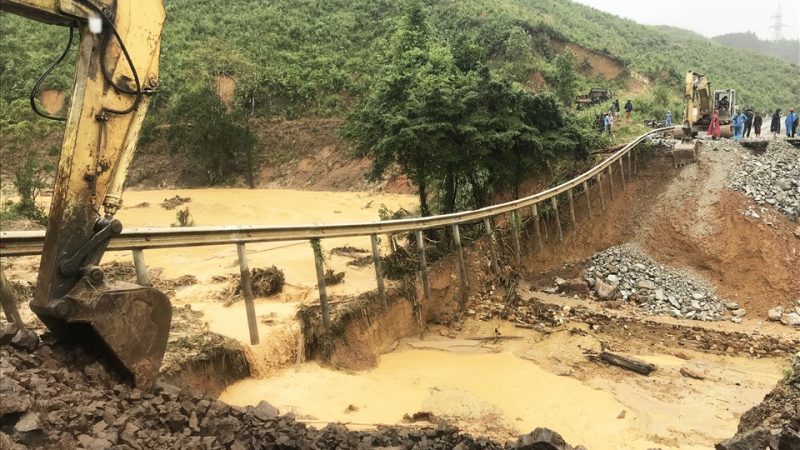 Do mưa lớn sạt lở, đoạn Quốc lộ 26 nối Đắk Lắk – Khánh Hòa bị tê liệt