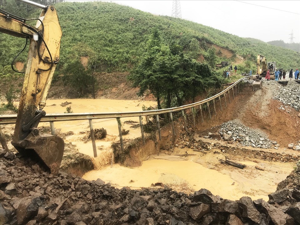 Do mưa lớn sạt lở, đoạn Quốc lộ 26 nối Đắk Lắk – Khánh Hòa bị tê liệt