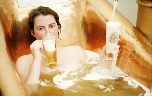 Tắm bia ở Áo, trải nghiệm đảm bảo khiến bạn “không say không về”