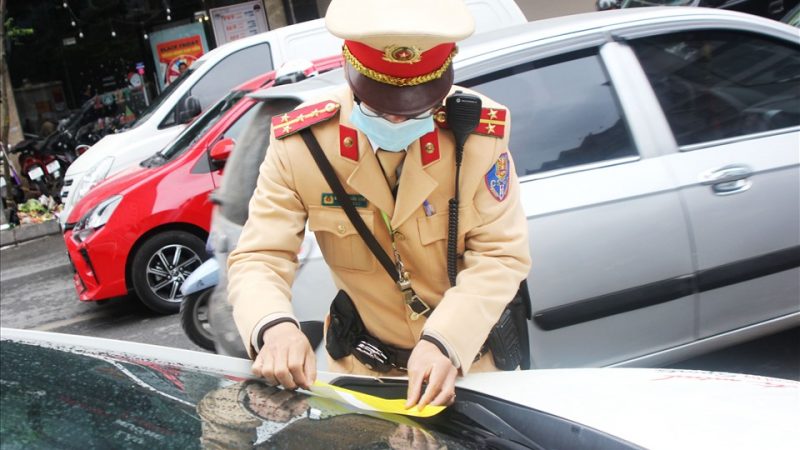 Bị dán phạt nguội vì ô tô vi phạm dừng đỗ, nhiều tài xế ở Hà Nội ngỡ ngàng
