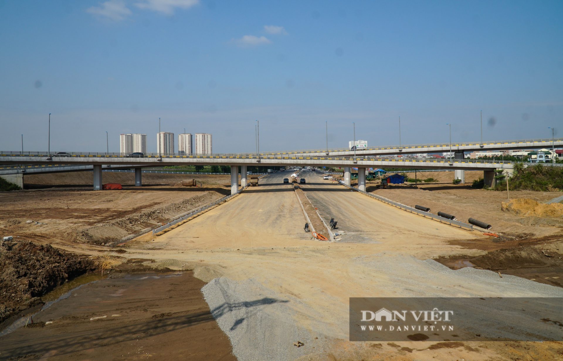 Công nhân chạy đua xây dựng đường Vành đai 3 kết hợp cao tốc Hà Nội - Hải Phòng - Ảnh 2.