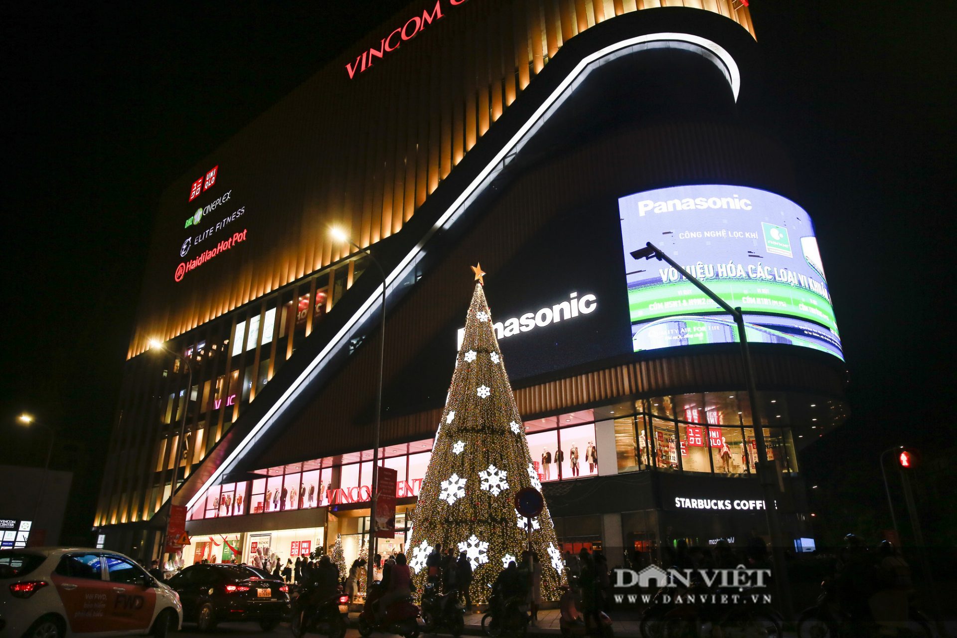 Cây thông khổng lồ thắp sáng rực rỡ khắp các trung tâm thương mại Hà Nội - Ảnh 5.