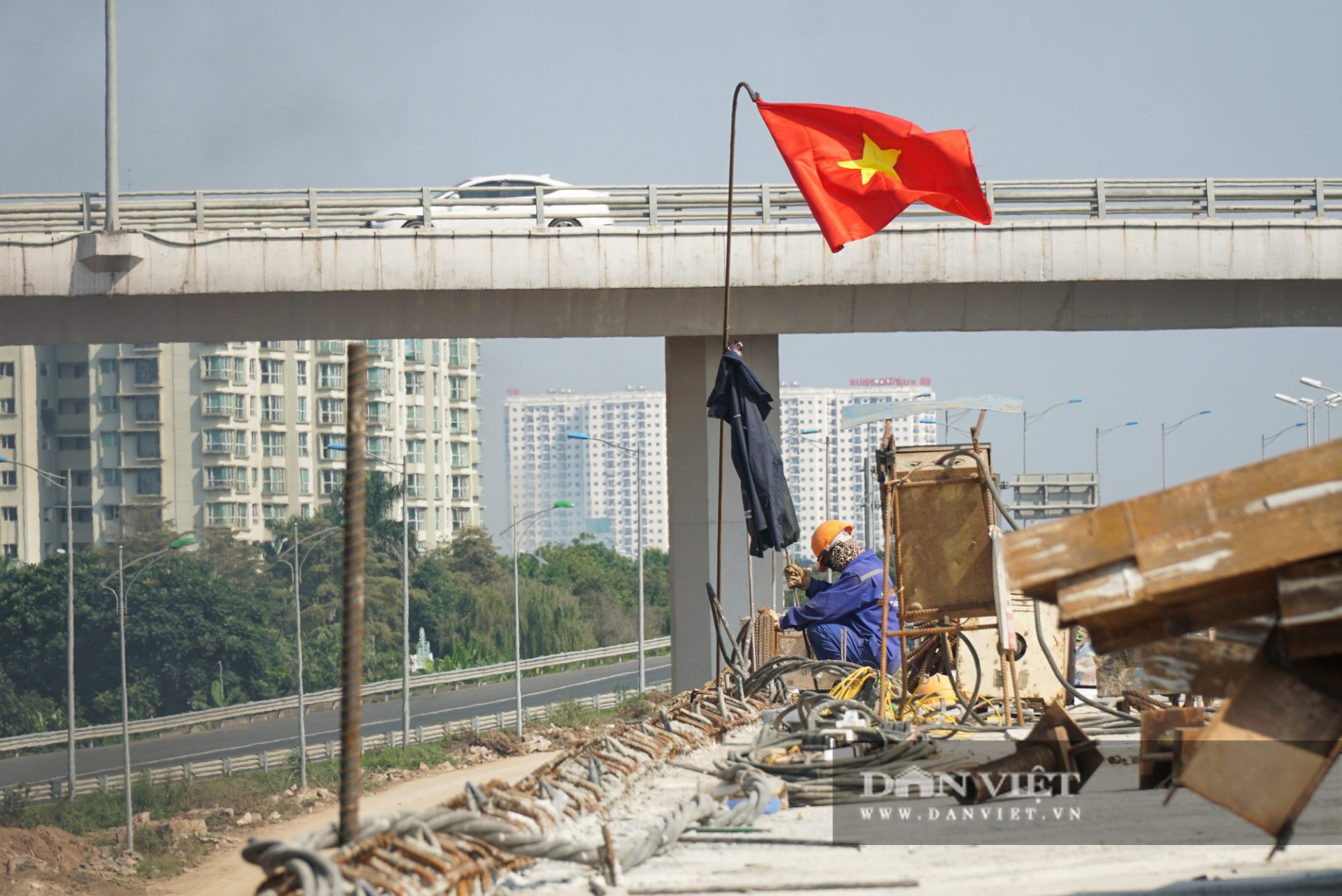 Công nhân chạy đua xây dựng đường Vành đai 3 kết nối cao tốc Hà Nội – Hải Phòng