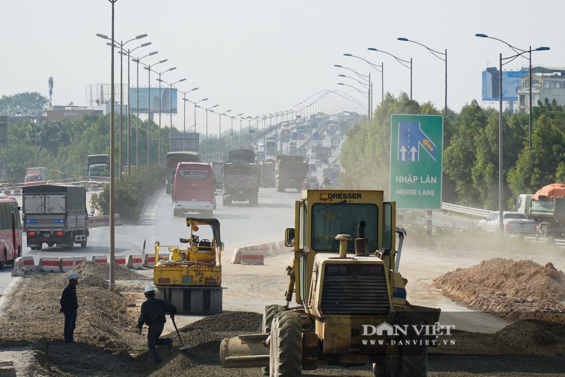 Công nhân chạy đua xây dựng đường Vành đai 3 kết hợp cao tốc Hà Nội - Hải Phòng - Ảnh 11.