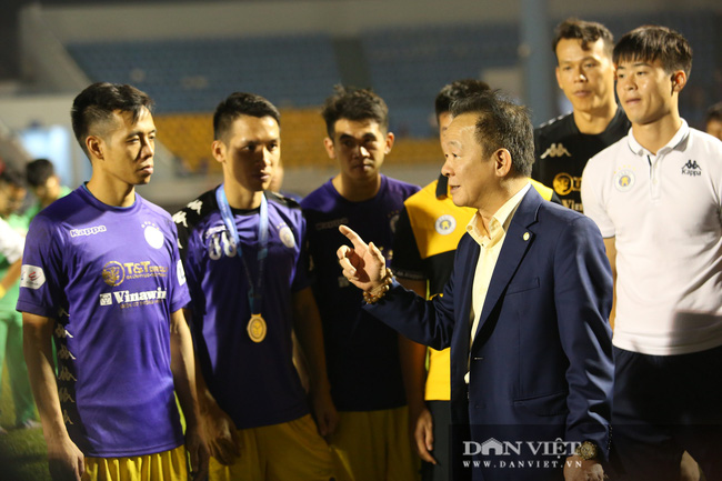Bầu Hiển động viên các cầu thủ CLB Hà Nội sau khi để tuột mất chức vô địch - Ảnh 5.